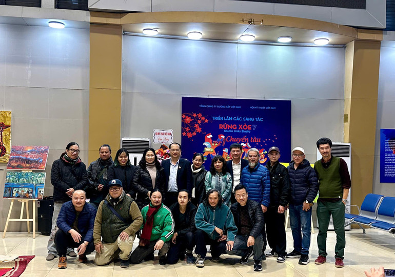 Các họa sĩ tham gia triển lãm.