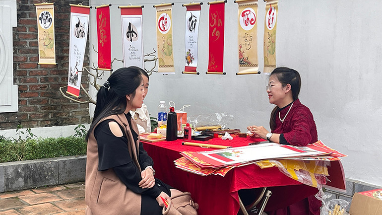 Xin chữ đầu năm tại khu di tích đền thờ Vua Quang Trung (Nghệ An).