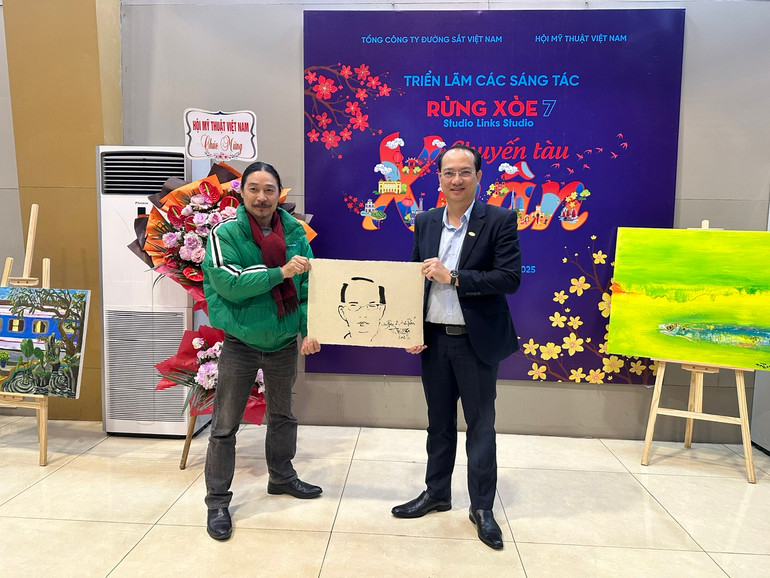 Tặng tranh ký họa tại triển lãm Chuyến tàu xuân.