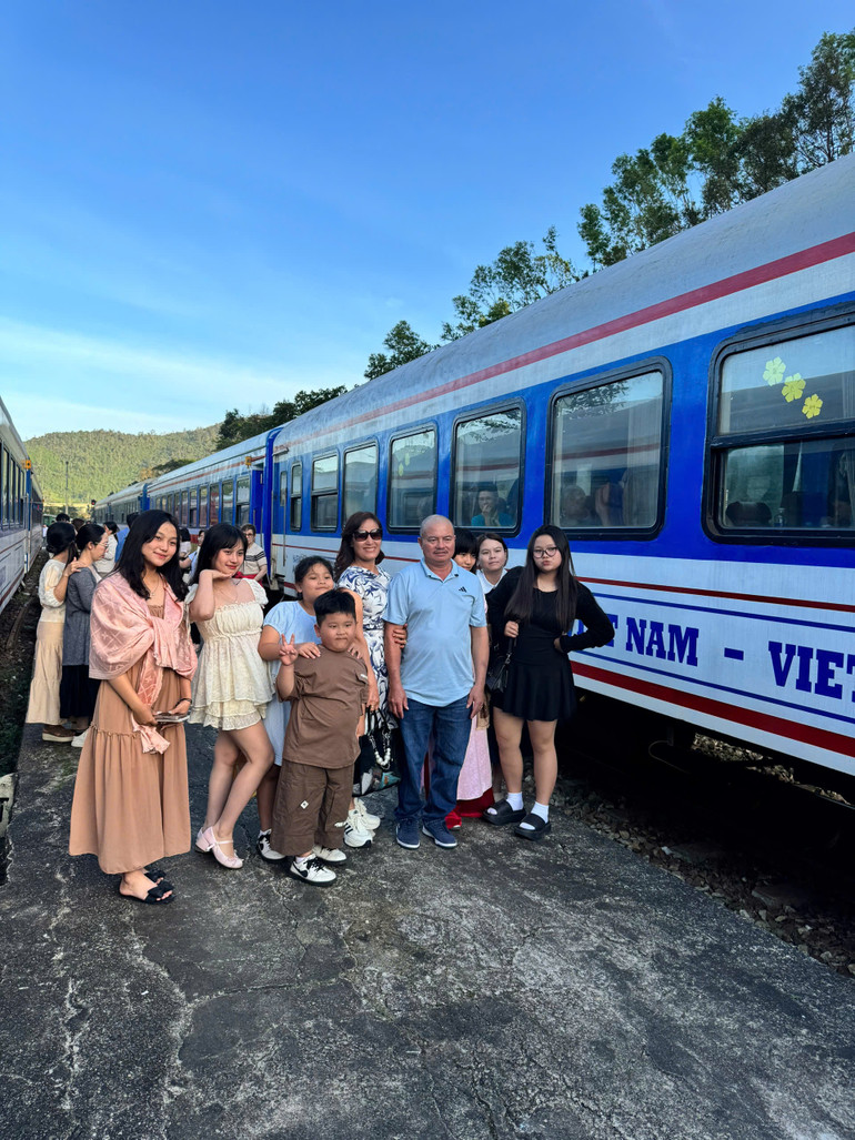 Hành khách check in tại ga Lăng Cô.
