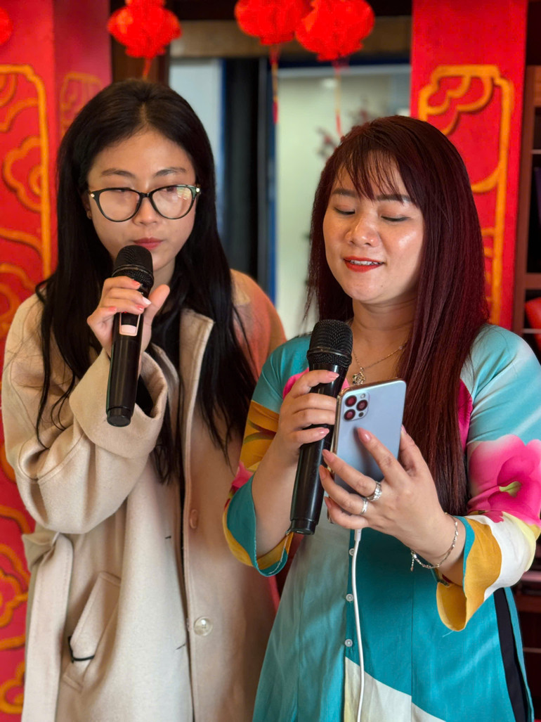 Hành khách chung vui tiết mục văn nghệ tại toa cộng đồng.