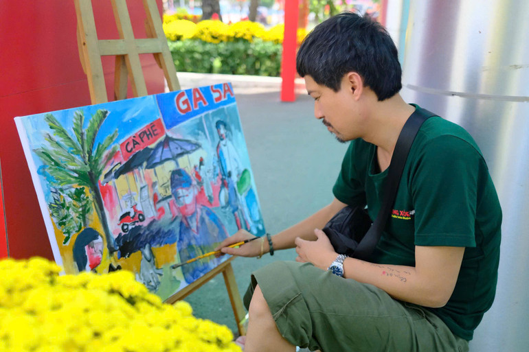 Họa sĩ Trần Hồ Lam vẽ tranh.