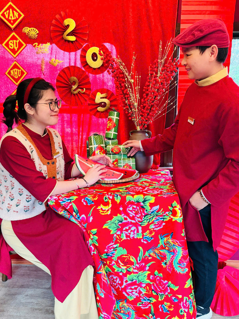 Sắc xuân trên toa tàu.