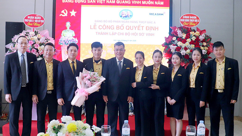 Lễ công bố quyết định thành lập Chi bộ Hội sở Vinh.