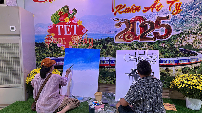 Các họa sĩ sáng tác tại ga Sài Gòn.