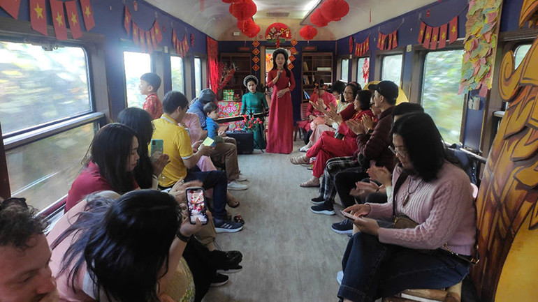 Toa cộng đồng đông vui.