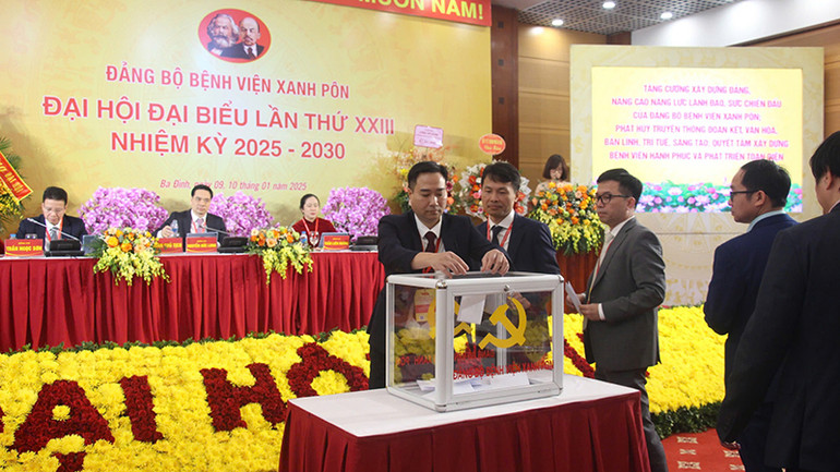 Các đại biểu bỏ phiếu bầu Ban Chấp hành Đảng bộ Bệnh viện Xanh Pôn, nhiệm kỳ 2025-2030.