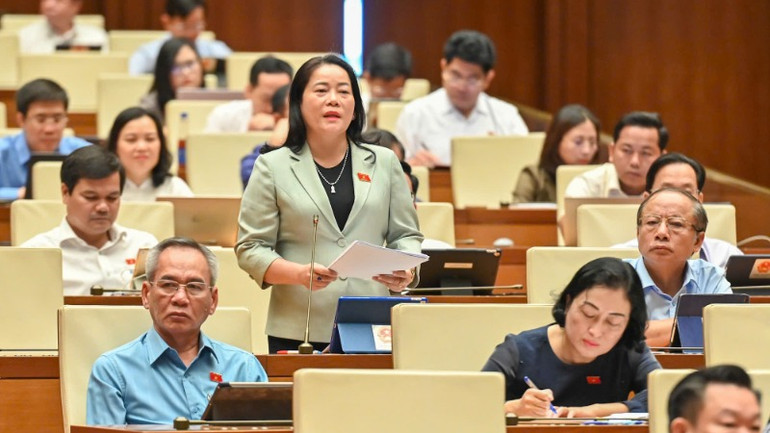 Đại biểu Lê Thị Thanh Lam (đoàn Hậu Giang) phát biểu ý kiến tại hội trường. (Ảnh: BÙI GIANG)