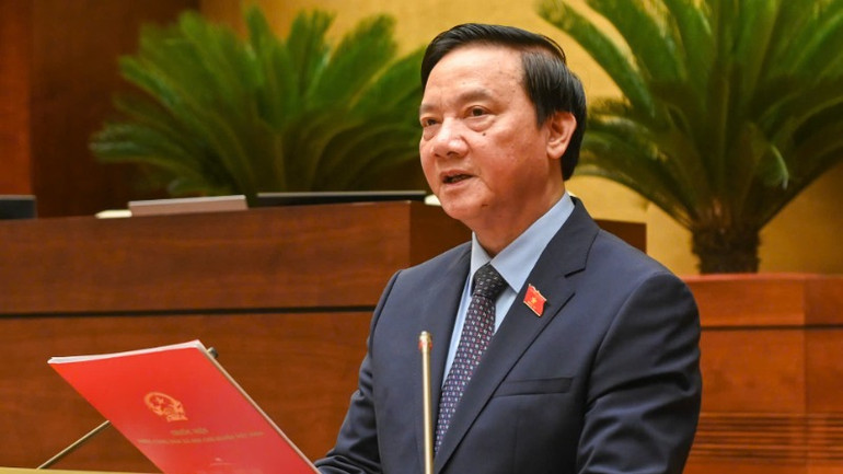 Phó Chủ tịch Quốc hội Nguyễn Khắc Định, Phó Chủ tịch Ủy ban dự thảo Nghị quyết của Quốc hội sửa đổi, bổ sung một số điều của Hiến pháp năm 2013 trình bày tờ trình. (Ảnh: BÙI GIANG)