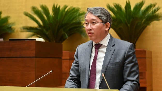 Bộ trưởng Tư pháp Nguyễn Hải Ninh trình bày Tờ trình dự thảo Nghị quyết của Quốc hội về một số cơ chế, chính sách đặc biệt, tạo đột phá trong xây dựng và tổ chức thi hành pháp luật. (Ảnh: BÙI GIANG)