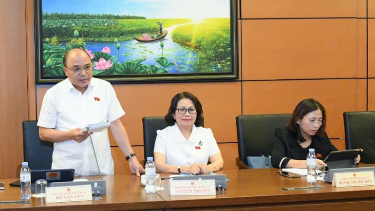 Đại biểu Đỗ Văn Yên (Đoàn Bà Rịa-Vũng Tàu), Chuẩn Đô đốc, Phó Chính ủy Quân chủng Hải quân Việt Nam phát biểu thảo luận tại tổ. (Ảnh: Quochoi.vn)