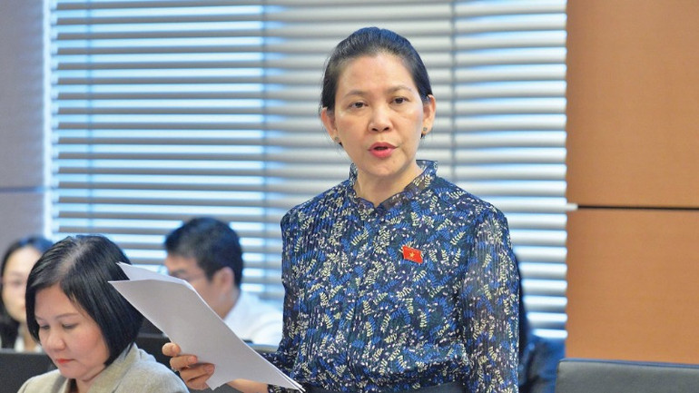 Đại biểu Huỳnh Thị Ánh Sương (Đoàn Quảng Ngãi) phát biểu thảo luận tại tổ. (Ảnh: HỒ LONG)