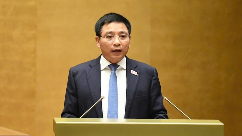 Bộ trưởng Tài chính Nguyễn Văn Thắng trình bày Tờ trình của Chính phủ về dự án Luật sửa đổi, bổ sung một số điều của Luật Doanh nghiệp. (Ảnh: DUY LINH)