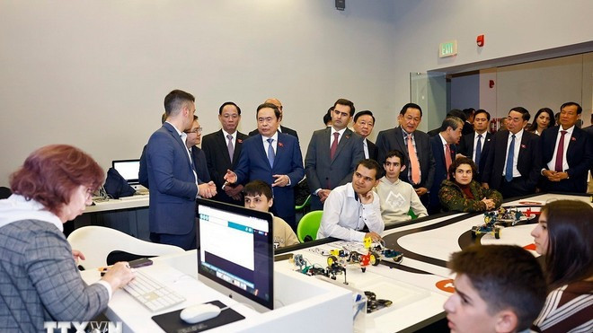 Chủ tịch Quốc hội Trần Thanh Mẫn tham quan Trung tâm Công nghệ sáng tạo TUMO. (Ảnh: Doãn Tấn/TTXVN)