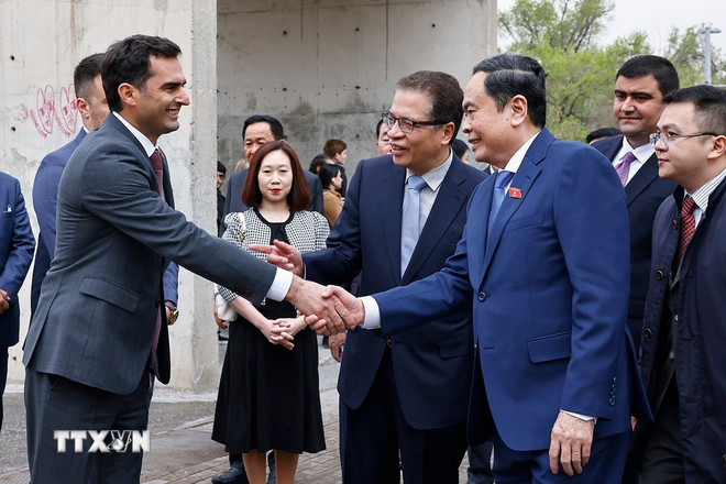 Lãnh đạo Trung tâm Công nghệ sáng tạo TUMO đón Chủ tịch Quốc hội Trần Thanh Mẫn. (Ảnh: Doãn Tấn/TTXVN)