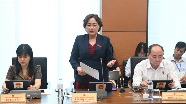 Đại biểu Lò Thị Luyến, Phó Trưởng Đoàn phụ trách Đoàn đại biểu Quốc hội tỉnh Điện Biên, phát biểu thảo luận tại tổ. (Ảnh: BÙI GIANG)