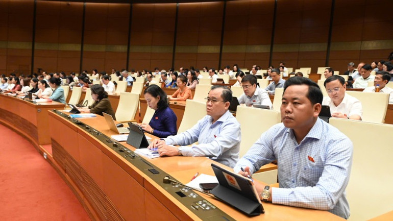 Quốc hội thảo luận ở hội trường về một số nội dung còn ý kiến khác nhau của dự thảo Luật Nhà giáo. (Ảnh: BÙI GIANG)