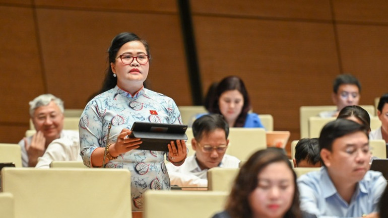 Đại biểu Nguyễn Thị Sửu (Đoàn thành phố Huế) phát biểu tại hội trường. (Ảnh: BÙI GIANG)
