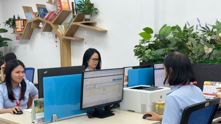 Cán bộ làm việc tại Trung tâm đăng ký giao dịch, tài sản thành phố Hà Nội. (Ảnh: HƯƠNG NGUYÊN)