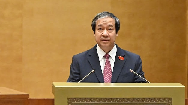 Bộ trưởng Giáo dục và Đào tạo Nguyễn Kim Sơn trình bày tờ trình dự thảo Nghị quyết về phổ cập giáo dục mầm non cho trẻ em mẫu giáo từ 3-5 tuổi. (Ảnh: THỦY NGUYÊN)