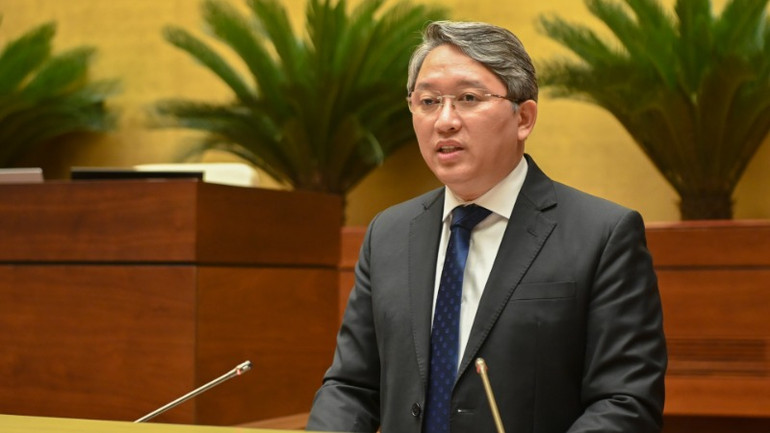 Bộ trưởng Tư pháp Nguyễn Hải Ninh trình bày Tờ trình dự án Luật sửa đổi, bổ sung một số điều của Luật Xử lý vi phạm hành chính. (Ảnh: BÙI GIANG)