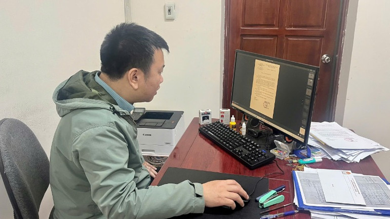 Ông Lã Hoàng Hưng, Trưởng phòng Hành chính tư pháp, Sở Tư pháp Hà Nội đang thực hiện quy trình số hóa dữ liệu hộ tịch. (Ảnh: HƯƠNG NGUYÊN)