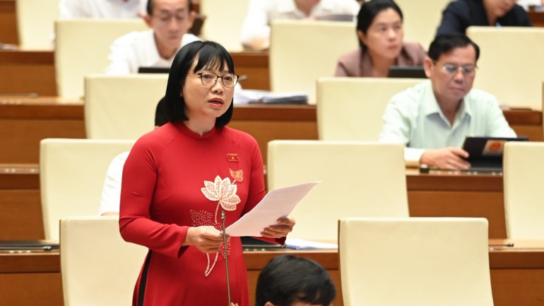 Đại biểu Nguyễn Thị Việt Nga (Đoàn Hải Dương) phát biểu tại hội trường. (Ảnh: BÙI GIANG)