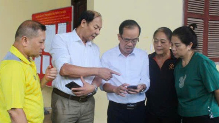 Cán bộ Sở Tư pháp Lạng Sơn (ở giữa) hướng dẫn người dân thị trấn Cao Lộc, huyện Cao Lộc (Lạng Sơn) tra cứu thông tin trên Trang thông tin điện tử phổ biến giáo dục pháp luật tỉnh Lạng Sơn. (Ảnh: TL)