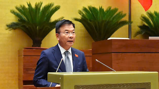 Phó Thủ tướng Lê Thành Long trình bày Tờ trình của Chính phủ về dự án Luật Bảo vệ dữ liệu cá nhân.