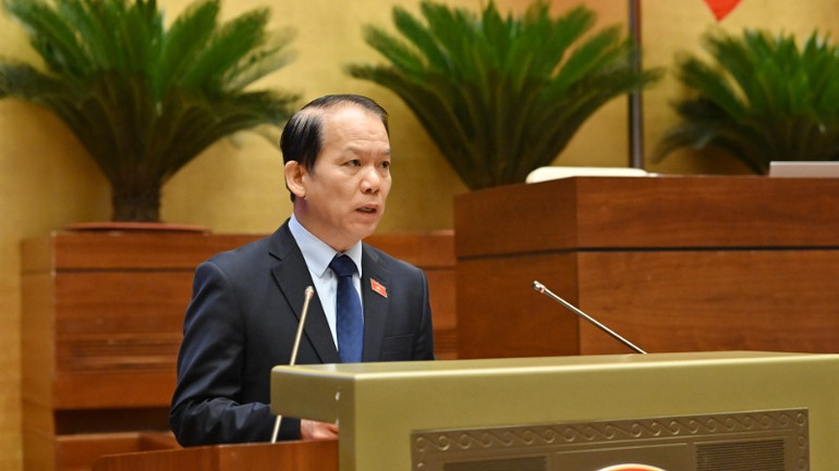 Chủ nhiệm Ủy ban Pháp luật và Tư pháp Hoàng Thanh Tùng trình bày Báo cáo thẩm tra dự án Luật sửa đổi, bổ sung một số điều của Luật Quốc tịch Việt Nam. (Ảnh: THỦY NGUYÊN)