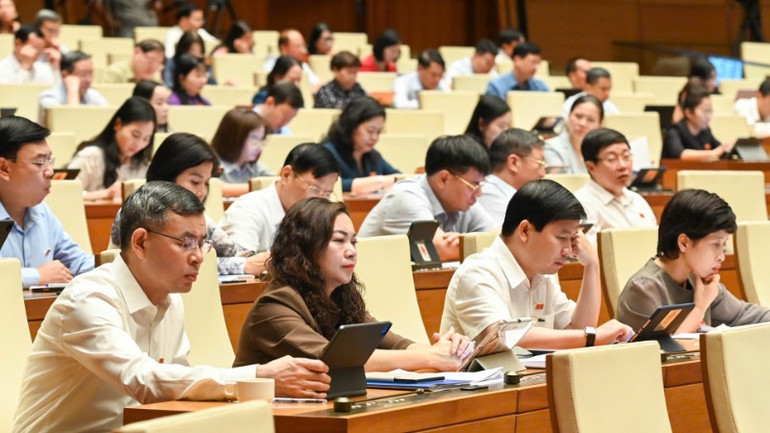 Quốc hội thảo luận tại hội trường về dự án Luật Việc làm (sửa đổi). (Ảnh: BÙI GIANG)