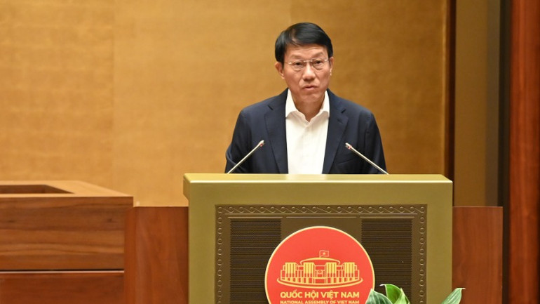 Thừa ủy quyền của Thủ tướng Chính phủ, Bộ trưởng Công an Lương Tam Quang trình bày Tờ trình Dự án Luật sửa đổi, bổ sung một số điều của Bộ luật Hình sự. (Ảnh: BÙI GIANG)
