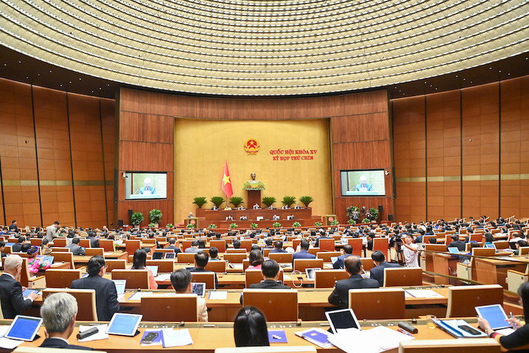 Quốc hội nghe báo cáo tổng hợp ý kiến, kiến nghị của cử tri và nhân dân gửi đến Kỳ họp thứ 9, Quốc hội khóa XV. (Ảnh: NHÂN DÂN)