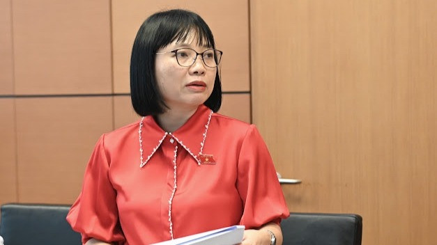 Đại biểu Nguyễn Thị Việt Nga (Phó trưởng Đoàn đại biểu Quốc hội chuyên trách tỉnh Hải Dương) phát biểu tại tổ. (Ảnh: BÙI GIANG)