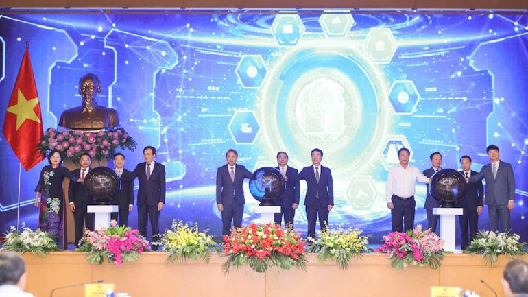 Thủ tướng Phạm Minh Chính cùng lãnh đạo các bộ, ngành Trung ương đã bấm nút khai trương Cổng Pháp luật quốc gia. (Ảnh: TL)