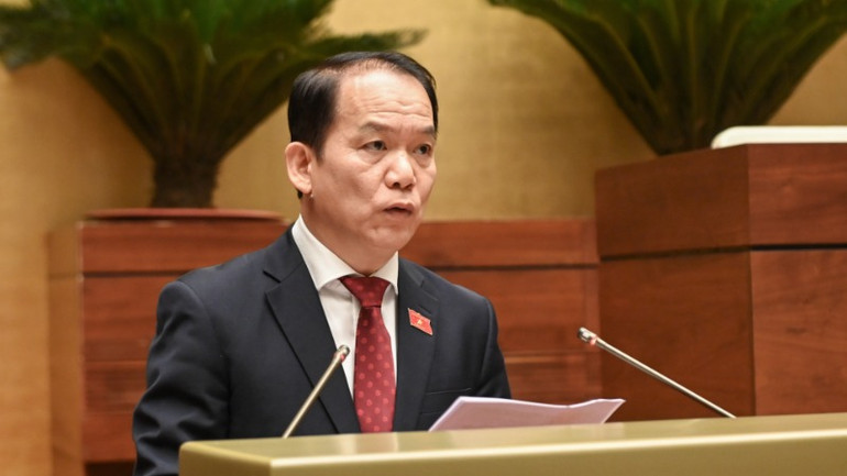 Chủ nhiệm Ủy ban Pháp luật và Tư pháp Hoàng Thanh Tùng trình bày báo cáo thẩm tra dự thảo nghị quyết. (Ảnh: BÙI GIANG) Chủ nhiệm Ủy ban Pháp luật và Tư pháp Hoàng Thanh Tùng trình bày báo cáo thẩm tra dự thảo nghị quyết. (Ảnh: BÙI GIANG)