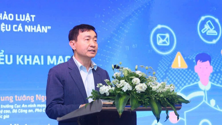 Trung tướng Nguyễn Minh Chính - Phó Chủ tịch Thường trực Hiệp hội An ninh mạng quốc gia, Cục trưởng Cục An ninh mạng và phòng, chống tội phạm sử dụng công nghệ cao, Bộ Công an phát biểu tại tọa đàm. (Ảnh: TTXVN).