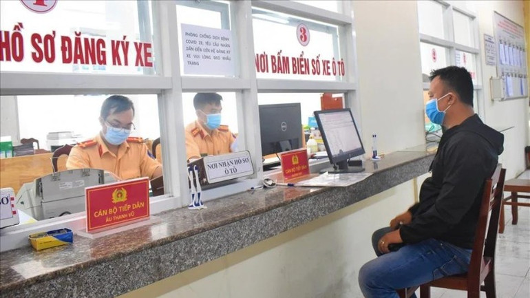 Việc cắt giảm giấy đăng ký kết hôn sẽ giúp đơn giản hóa thủ tục mua bán, tiết kiệm thời gian và công sức cho người dân. Ảnh: THÀNH TRUNG.