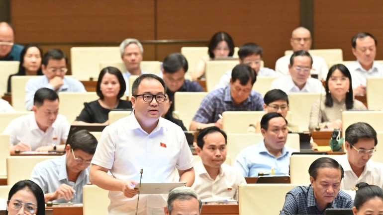 Đại biểu Phạm Trọng Nghĩa (Đoàn Lạng Sơn) phát biểu ý kiến tại hội trường. (Ảnh: BÙI GIANG)