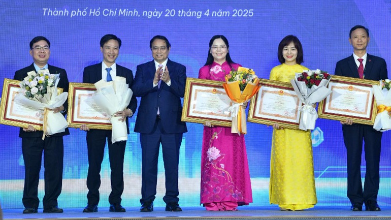 Thủ tướng Phạm Minh Chính trao Bằng khen của Thủ tướng Chính phủ cho các tập thể, cá nhân có thành tích trong hỗ trợ học sinh, sinh viên khởi nghiệp.(Ảnh: THANH GIANG).