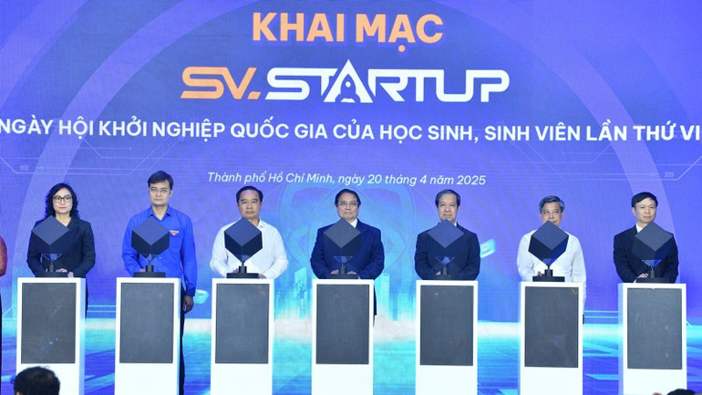 Thủ tướng Phạm Minh Chính và các Lãnh đạo thực hiện nghi thức khởi động Ngày hội Khởi nghiệp Quốc gia của học sinh, sinh viên lần thứ VII. (Ảnh: THANH GIANG).