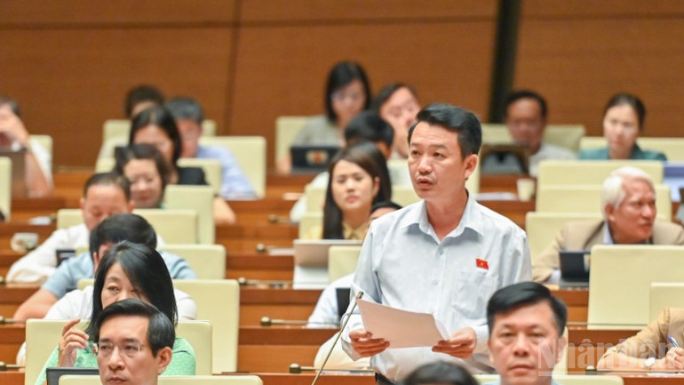 Đại biểu Trần Quang Minh (Đoàn Quảng Bình) phát biểu ý kiến tại hội trường. (Ảnh: BÙI GIANG)