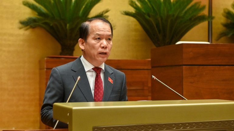 Chủ nhiệm Ủy ban Pháp luật và Tư pháp Hoàng Thanh Tùng trình bày Báo cáo thẩm tra dự thảo Nghị quyết của Quốc hội về một số cơ chế, chính sách đặc biệt, tạo đột phá trong xây dựng và tổ chức thi hành pháp luật. (Ảnh: BÙI GIANG)