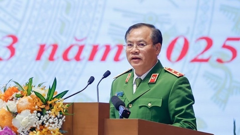 Thứ trưởng Công an Nguyễn Văn Long nêu đề xuất thí điểm cắt giảm thành phần hồ sơ giấy đăng ký kết hôn trong mua bán phương tiện tại Phiên họp. Ảnh: NHẬT BẮC.