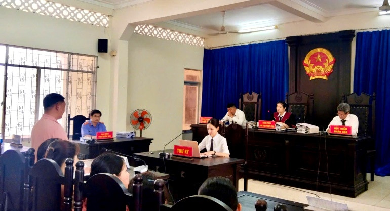 Phiên toà xét xử sơ thẩm vụ án hình sự đối với Công ty TNHH thương mại sản xuất Thuận Thông (Phường 9, thành phố Tuy Hòa, tỉnh Phú Yên) về tội trốn đóng bảo hiểm xã hội, bảo hiểm y tế, bảo hiểm thất nghiệp cho người lao động. Đây là vụ án hình sự đầu tiên xét xử pháp nhân thương mại phạm tội trên tại địa bàn tỉnh Phú Yên kể từ khi Bộ luật Hình sự năm 2015 có hiệu lực. Ảnh: PHÁT HUỲNH.