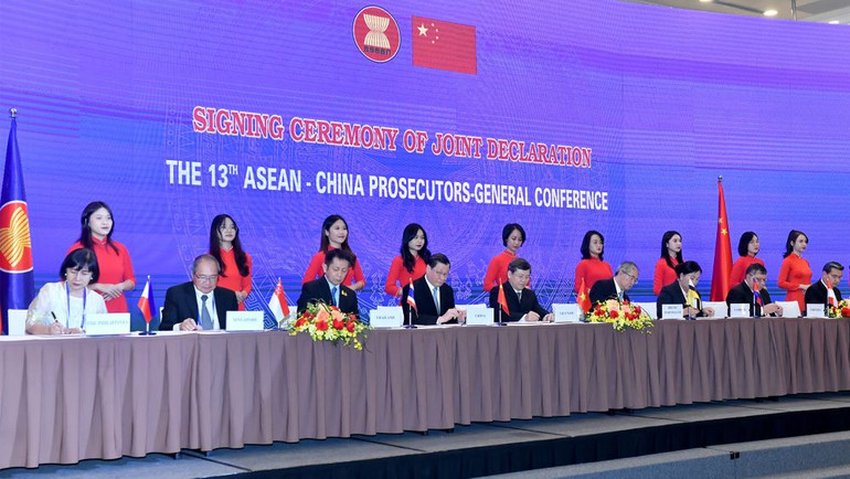 Đồng chí Lê Minh Trí, Viện trưởng Viện Kiểm sát nhân dân tối cao Việt Nam và các Trưởng đoàn ký Tuyên bố chung hội nghị. (Ảnh: ĐĂNG KHOA)