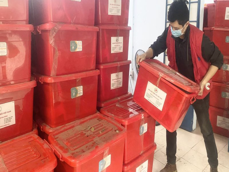 Những thùng hàng gia đình được vận chuyển đến hỗ trợ người dân bị ảnh hưởng do mưa lũ tại tỉnh Thừa Thiên Huế. Những thùng hàng gia đình được vận chuyển đến hỗ trợ người dân bị ảnh hưởng do mưa lũ tại tỉnh Thừa Thiên Huế.