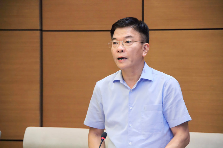 Bộ trưởng Tư pháp Lê Thành Long trình bày Báo cáo.