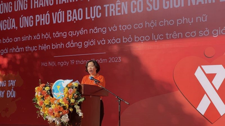 Chủ tịch Hội Liên hiệp Phụ nữ thành phố Hà Nội Lê Kim Anh phát biểu tại chương trình.