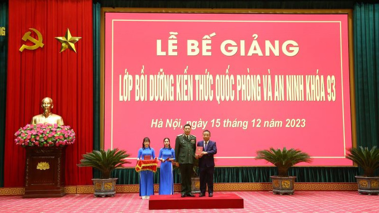 Giám đốc Học viện Quốc phòng trao giấy chứng nhận cho học viên tại lễ bế giảng.